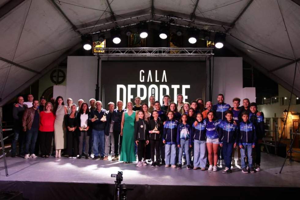 El pasado viernes, en la Gala del Deporte de Agaete, nuestro jugador del Balonmano Desatascos Jumbo Gáldar, Álvaro Díaz, fue reconocido como uno de los deportistas destacados del municipio 🌟

#DesatascosJumbo #Balonmano #Grancanaria #MuchoPorVivir #LatitudDeVida