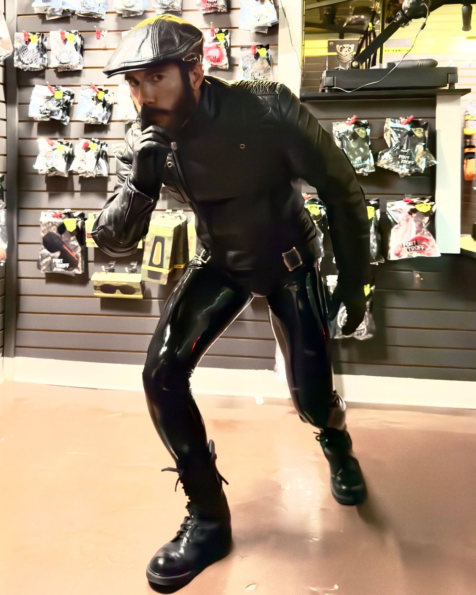 memo_leather's tweet photo. Shhhh! Don't move! #leatherman #gayleather #gayrubber #gay #pride #hot https://t.co/iDF5FVmNep
