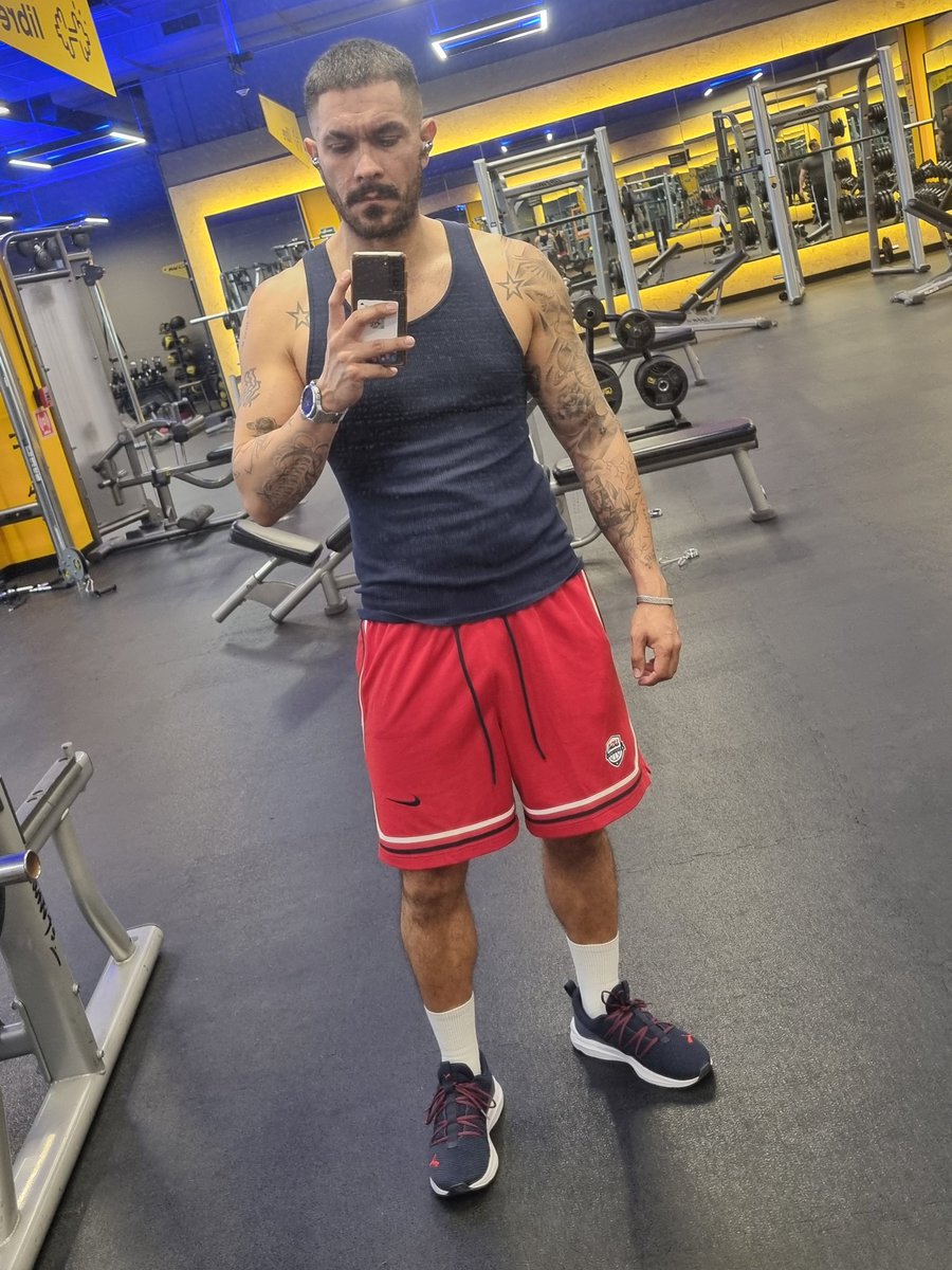 Domingo de #gym 💪🏼
.
.
.
#gymlife #gymrat #dudesinshorts #gymselfie #gaymen #beardedgay #beardedmen #tattoedmen #tattoedgay #muscles
