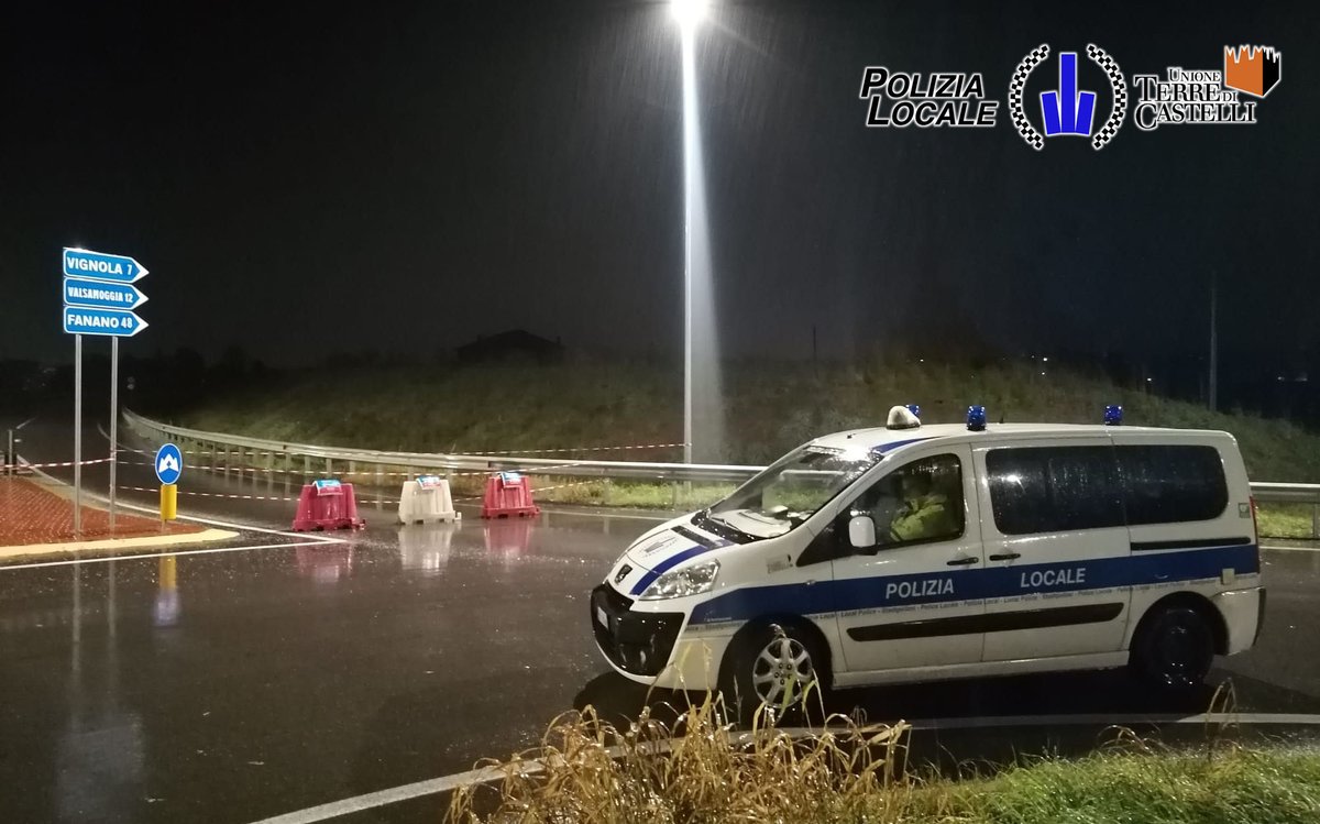 PLTerreCastelli's tweet photo. #PLinforma #PLdinotte #viabilità
A causa della perturbazione in corso diverse strade sono stati chiuse o nel caso di peggioramenti verranno chiuse nelle prossime ore per rischio allagamenti. Se si è su strada prestare estrema attenzione alle eventuali chiusure provvisorie. https://t.co/95tad3djb6