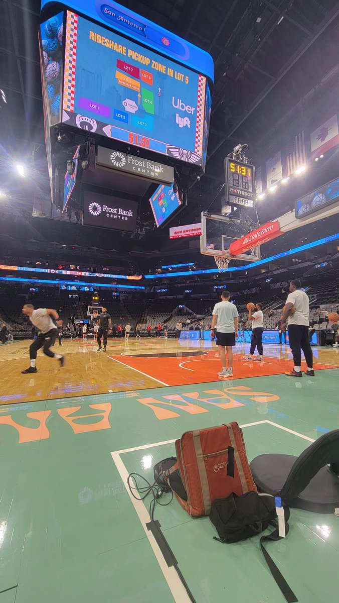 ErikDirects's tweet photo. My office tonight. https://t.co/jMW3aR3fSI