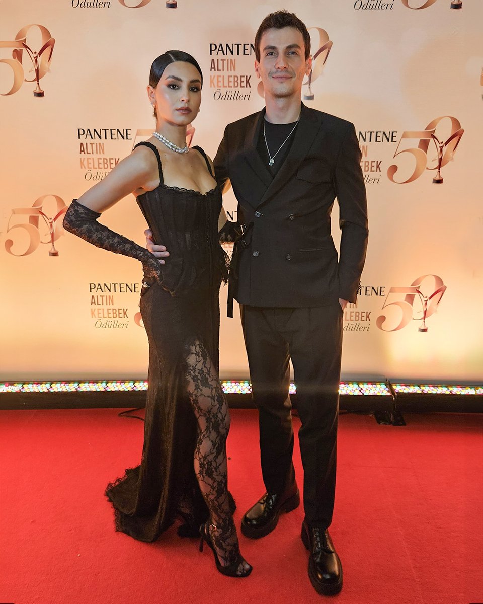 Pantene Altın Kelebek Ödülleri’nde En İyi Dizi Çifti seçilen oyuncularımız Rojbin Erden ve Bertan Asllani'yi yürekten kutluyoruz! 👏✨

Daha nice ödüllerde buluşmak dileğiyle! 🏆✨