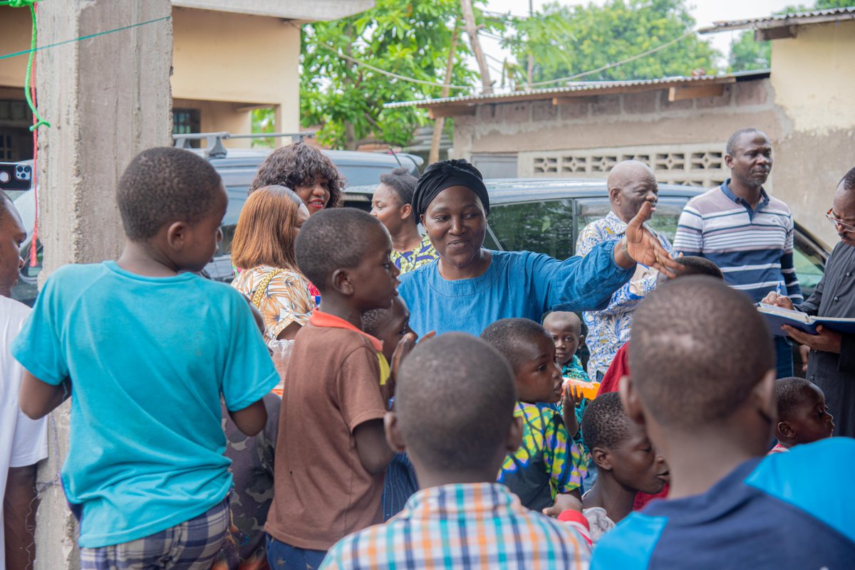 JudithTsasa's tweet photo. Le plus petit geste est toujours mieux que la plus grande des intentions. Ravie d’avoir, une fois de plus, communié avec nos enfants qui sont hébergés à l’orphelinat Marie-Marthe à N’Sele.

Merci à maman Raïssa Tombola et à Dr. Matsi Ndelo 🥰

Avec l’aide de Dieu. #TsasaEduc https://t.co/70r07I1P28