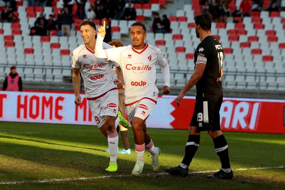 Antoniomag_'s tweet photo. E se quest'anno i play-off di #SerieBKT non si disputassero? Il regolamento non li prevede nel caso in cui fra 3ª e 4ª vi sia un distacco di 14+ punti. Per ora lo #Spezia (3°) ne ha 33, il #Bari (4°) 24. Ma è solo un'eventualità, il campionato resta ancora lungo🙃 #calcio https://t.co/Es4b0uXRTR