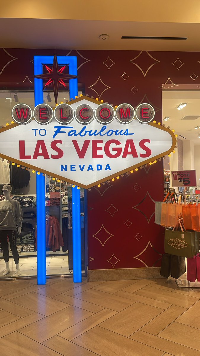 YoGlizz4's tweet photo. I done blew these niggas stash out in Vegas 🦈💰 #Cpn #Bins #101s #201s #Dumps 💳💳💳 https://t.co/O2jdNjgNXJ