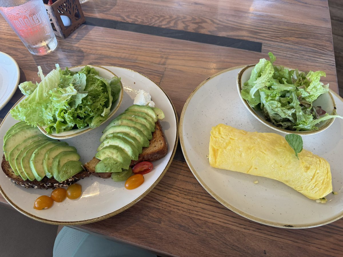 24r333's tweet photo. Breakfast at the restaurant closest to the sea. 🌊☺️🥪🥙🥛
#monkeypodkitchen #breakfast 

朝食で46.83＄😲
早朝にコンビニで､水とパン1つずつ買っただけで8.2$やった😮
こっちが高いのは知っちょったけど、さすがに感覚がバグってくる🤑💸 https://t.co/WYKtBkMRjm