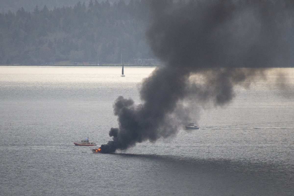 USCGNorthwest's tweet photo. #BREAKING 2 #USCG rescue crews from Seattle are responding to a boat fire in Elliott Bay near Seattle. A good Samaritan vessel is also assisting. It is unknown how many were on the boat when it caught fire. A @SeattleFire boat is on scene now to assist with fire fighting efforts. https://t.co/PG1JycZciC