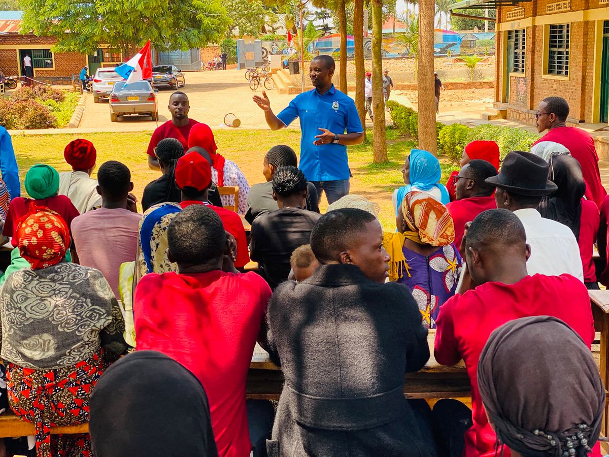 TheHomies250's tweet photo. Kuwa tariki 8 Ukuboza 2024.Umuryango the homies save for life wafashije imiryango 32 ikubiyemo abantu 100 batuye mukarere ka rwamagana kwishyura ubwisungane mukwivuza akaba arigikorwa wakoze nayindi nyungu ugamije cyaneko ugenda ukora ibikorwa by'urukundo bigiye bitandukanye. https://t.co/yCGazlG6t3