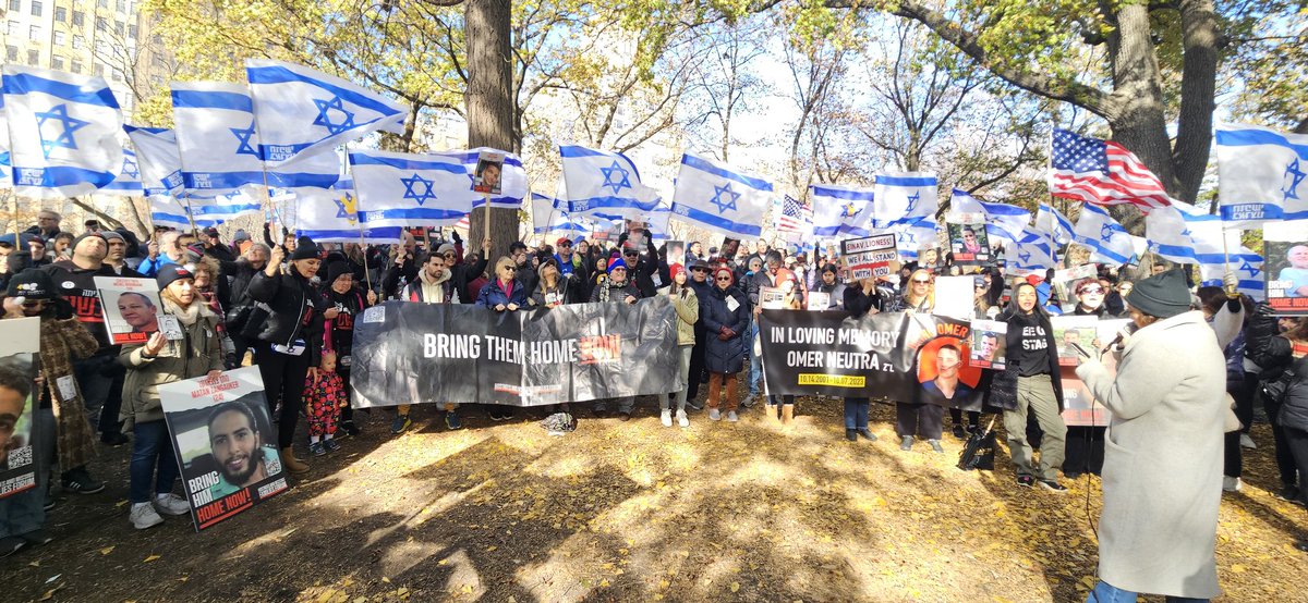 YCharash's tweet photo. 428 ימים שהחטופות והחטופים נחטפו על ידי חמאס לעזה. 428 ימים שהם מוחזקים במנהרות בתנאים לא אנושיים ובאכזריות בלתי נסבלת.
הזמן שלהם נגמר. יש להשיב אותם הביתה עכשיו.
היום שוב קראנו לשחרורם בעצרת השבועית בסנטרל פארק.
#BringThemHomeNow
#DealNow https://t.co/LO3KPi3qyT
