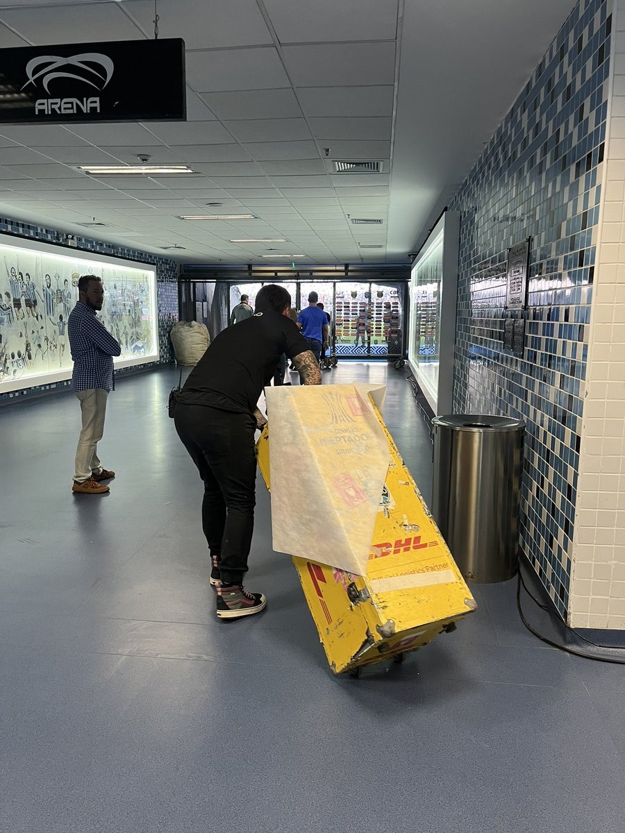 Juliabaist's tweet photo. 🇪🇪 Grêmio prepara homenagem para Geromel após o apito final. Troféus conquistados pelo zagueiro estão sendo trazidos para perto do campo, onde serão expostos depois. https://t.co/B8fReXeSGI
