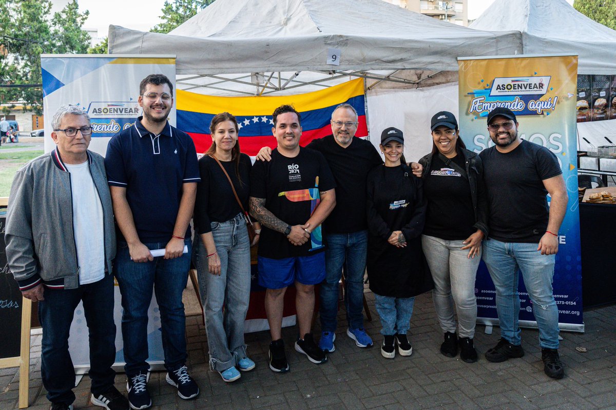dievalen's tweet photo. Gracias a la comunidad venezolana por regalarnos su arte y gastronomía en una nueva feria en Caseros! Pasión, libertad y cultura del trabajo para salir adelante. https://t.co/pslK8dKipb