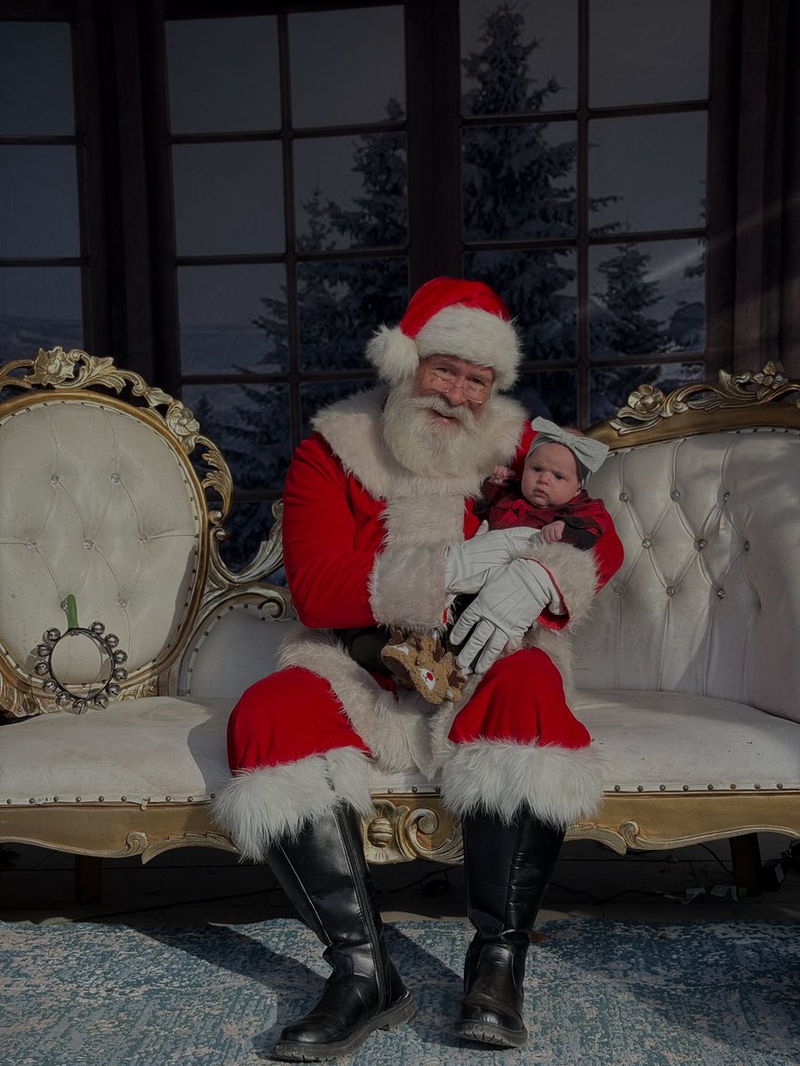 dvnlark's tweet photo. Long time no talk Twitter pals. My 2 month old daughter apparently wants to fight Santa, happy holidays! 👊🏻🎄🎅🏻 https://t.co/pIG8p3aziM