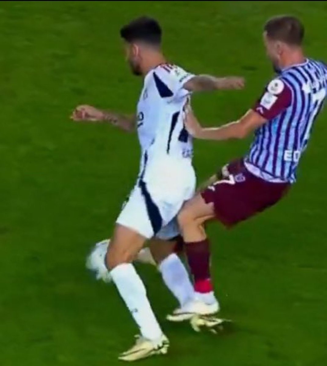 Rafa Silvaya bu kasaplar iş başındayken bu merhametli arkadaşlar neredeydi biz yine de şerefli beşiktaşlılar olarak barış'a yapılanın insanlıkdışı ve kırmızı verilmeliydi diyebiliyoruz. Rafa ya yapıldığında neden sustunuz başınızamı gelmesi gerekiyordu.
#ALLAHBELANIZIVERSIN 
#