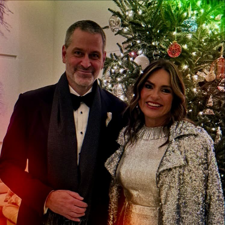 MHargitayx's tweet image. It’s the holiday season ❤️💚

#MariskaHargitay
#Petska