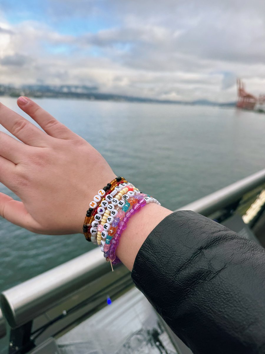 MIZ even all the way in canada for #VancouverTSErasTour 🐯 the duality of girl! 🙂‍↔️🙂‍↔️
