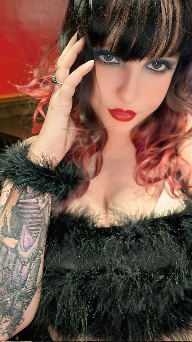 Another sneak peek of one of the many shoots I did at my arcade event! I was supposed to do a moth man look, but the plans changed so I ended up doing a fuzzy steampunk look. 😅

#steampunk #fuzzy #selfie #tophat #goth #gothic #alternative #altfashion #steampunk #goggles