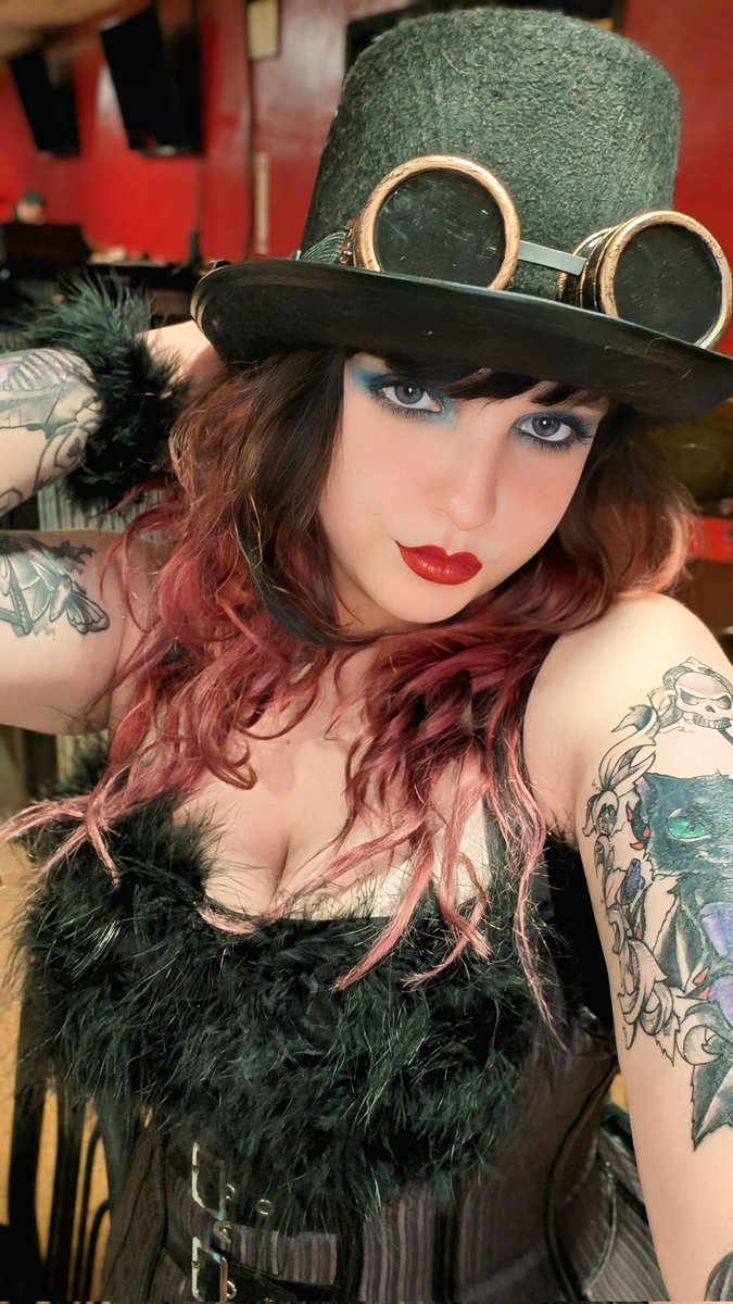 Ravenous_Abyss's tweet photo. Another sneak peek of one of the many shoots I did at my arcade event! I was supposed to do a moth man look, but the plans changed so I ended up doing a fuzzy steampunk look. 😅

#steampunk #fuzzy #selfie #tophat #goth #gothic #alternative #altfashion #steampunk #goggles https://t.co/hObIU0Hjzp