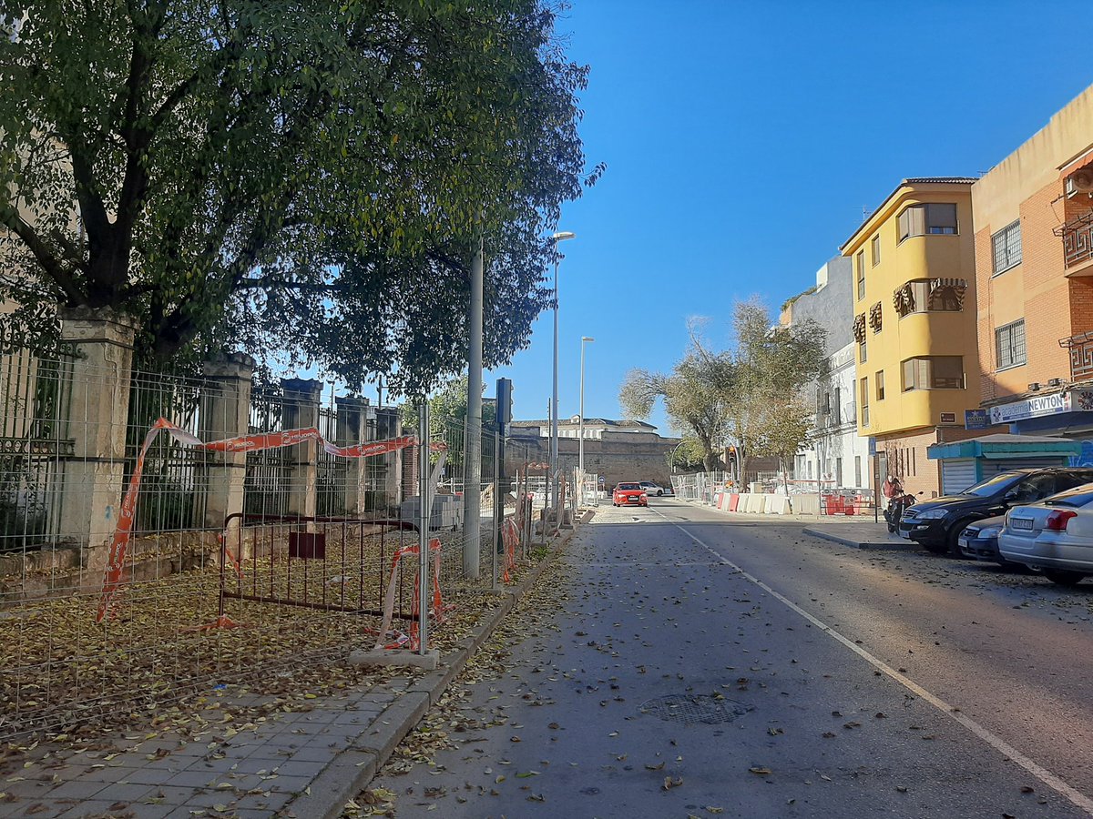 evapuche8's tweet photo. Nulo respeto por ciclistas. @InfrayMAmbiente.  @MRuizMadruga las obras de Ronda de Marrubial han cortado el carril bici en la Calle Sagunto. Dejan al ciclista desamparad@. Lo dirigen a la calzada sin posibilidad de incorporarse al carril bici de la Avda.
Un despropósito https://t.co/6A5B5cbwzY