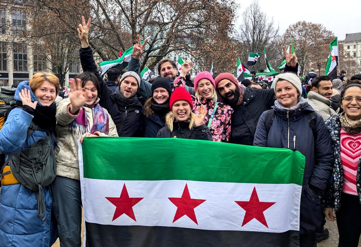 Auf diesen Tag haben wir jahrelang gewartet!

Im 7. Jahr der syrischen Revolution haben wir ein Plakat geschrieben: Solidarität bedeutet Dranbleiben.

Weitere 6 Jahre später sind wir glücklich und dankbar mit euch allen den Sturz des #Assad-Regimes zu feiern.

Danke! #FreeSyria