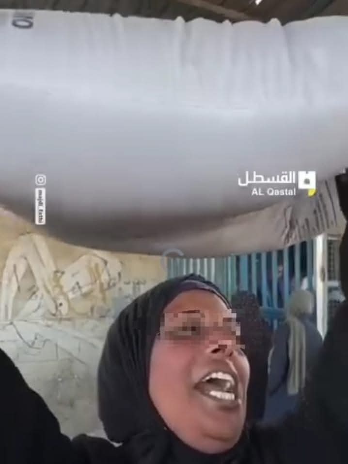 وصلت حارتهم حاملة كيس الطحين بتهلل وبتزغرد بعد ما حصلت عليه مساعدة طارئة بغزة  ..😅
 والصغار حواليها بيرقصوا.. والجيران تجمعوا بباركولها  ويهنوها ... تعجنيه وتخبزيه بعزك  يا ام علاء... 😄😄