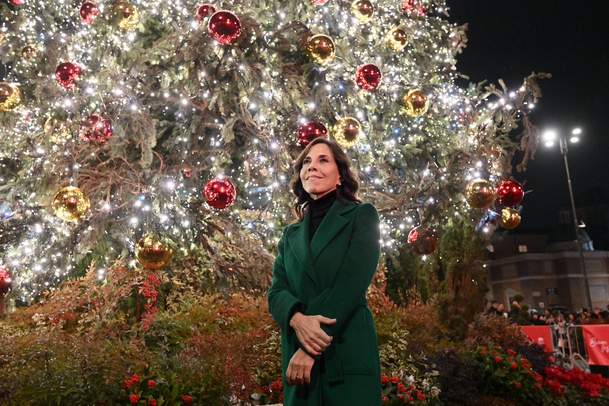 AceaGruppo's tweet photo. ✨Roma splende con le luminarie natalizie dedicate allo spirito del giubileo: 49 gocce d’acqua e globi luminosi simboleggiano sostenibilità e unione tra i popoli, creando un momento unico di festa. #AceaGruppo #Feste2024 #RomaIlluminata https://t.co/NJjwnxkKEx