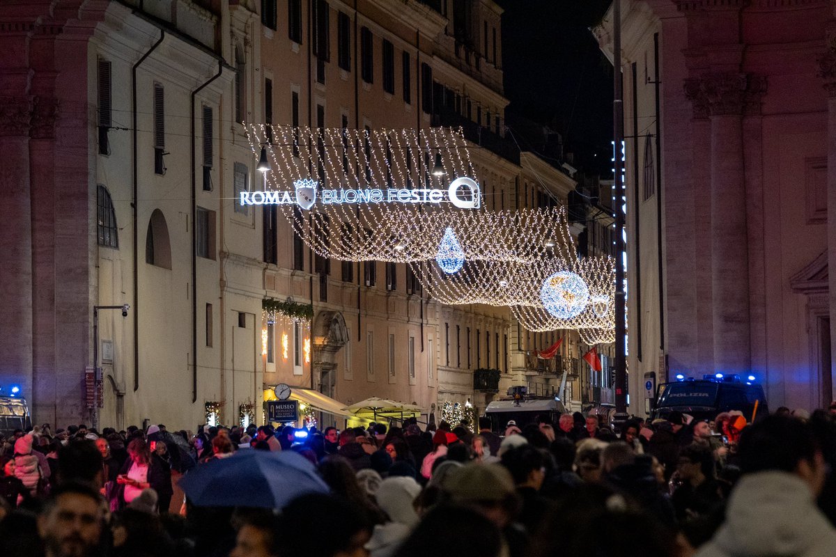 AceaGruppo's tweet photo. ✨Roma splende con le luminarie natalizie dedicate allo spirito del giubileo: 49 gocce d’acqua e globi luminosi simboleggiano sostenibilità e unione tra i popoli, creando un momento unico di festa. #AceaGruppo #Feste2024 #RomaIlluminata https://t.co/NJjwnxkKEx
