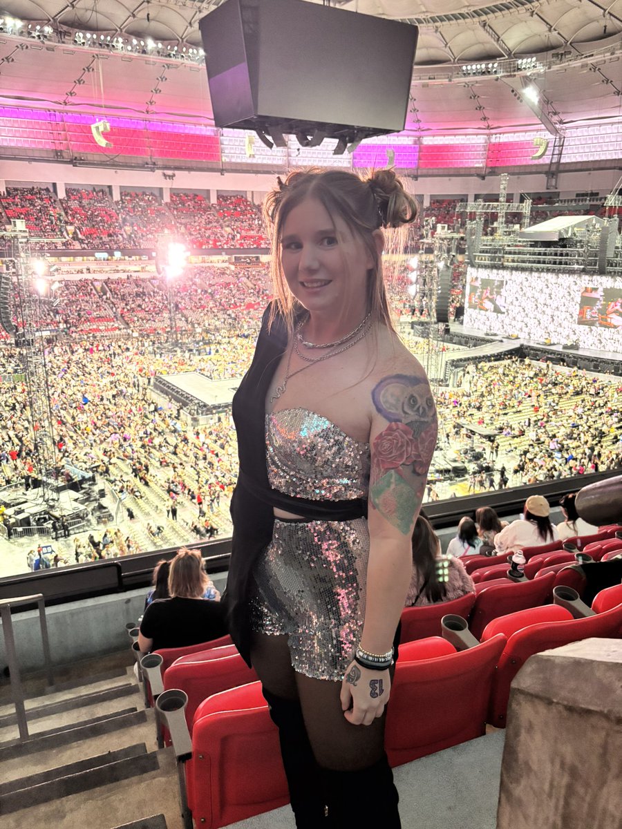 MysteeIpong's tweet photo. 1 Long live all the Magic We Made 🎶

@ErasTourResell doesn’t know this but when they messaged me I was postpartum sitting in alone in a room by myself with a NICU newborn. I was shaking. I tried for 2 years to get tickets. Then my best friends from across the country all https://t.co/eePhap3has