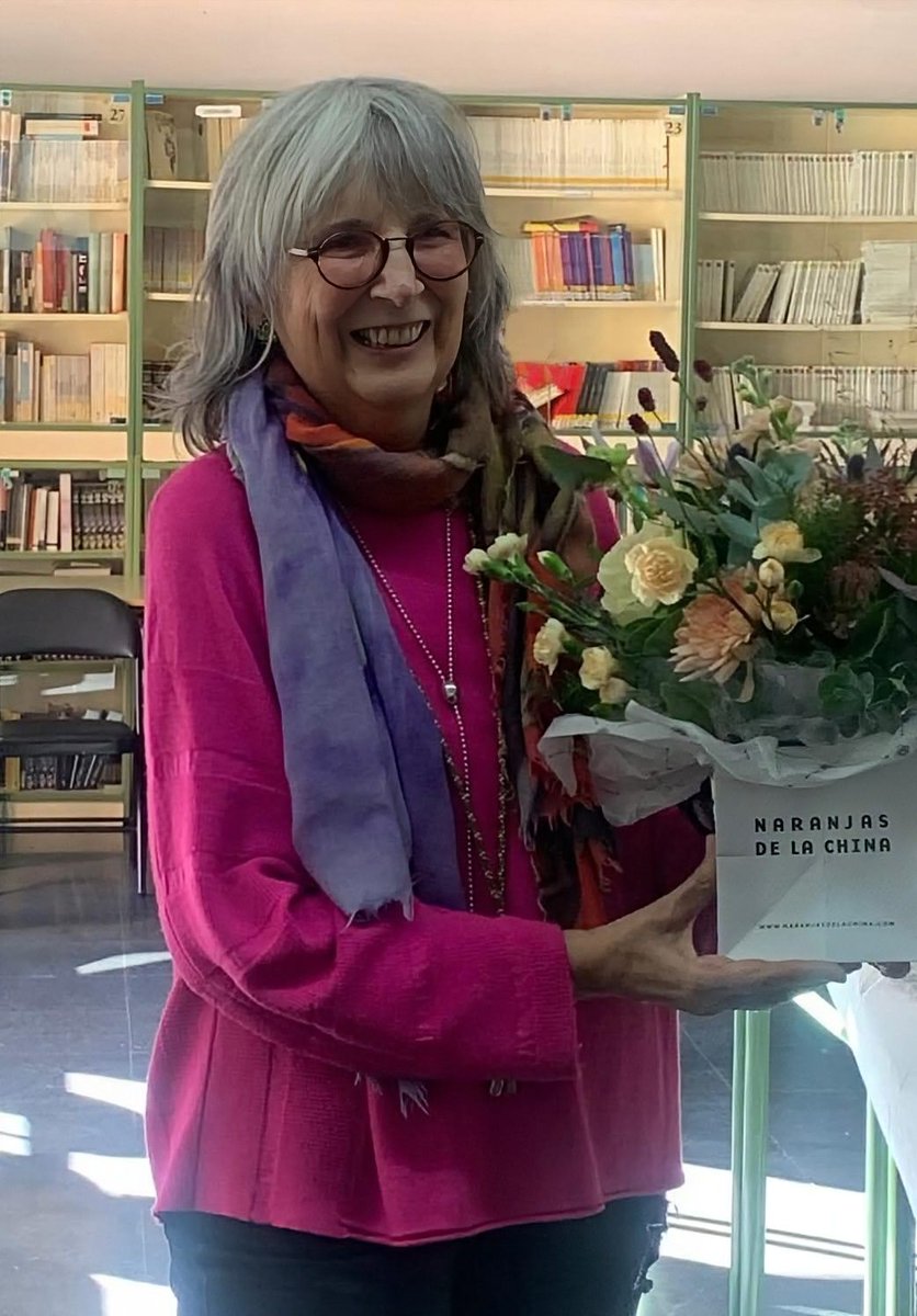 Esta semana nos despedimos de la profesora de Lengua y Literatura, <a href="/Mercedes0026/">Mercedes Molina Alarcón</a>  Esta forma de "crear lazos" sigue entre sus alumnos y compañeros.
Le agradecemos su incondicional dedicación por cada clase, cada exposición, charlas con escritores y su sonrisa 📕