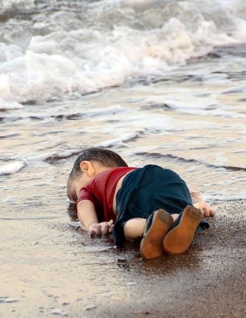 Hasanugurlu0's tweet photo. Rahat uyu Aylan bebek.
Rabbin herşeye şahit !
#AylanKurdi https://t.co/eF6IqsudTn