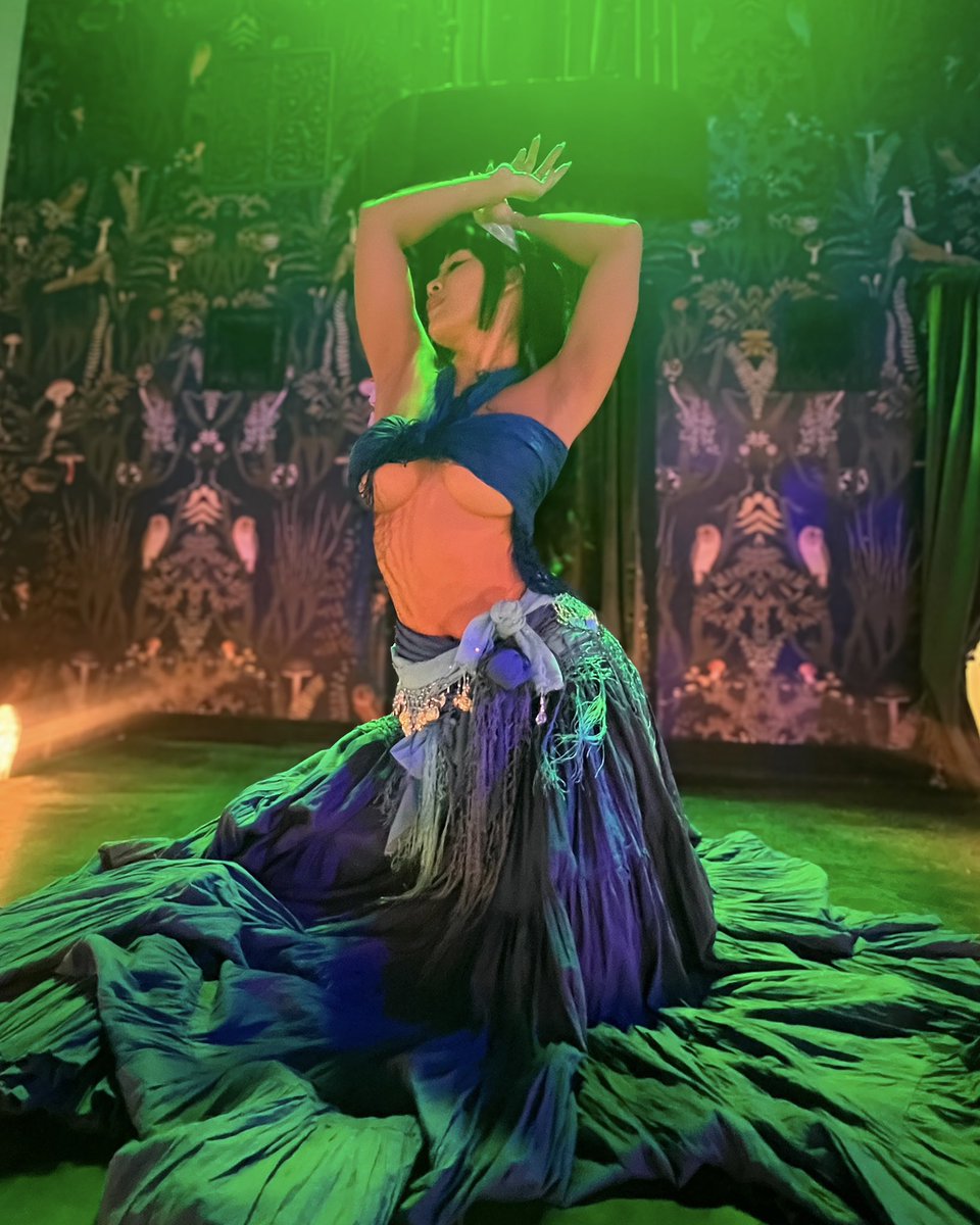 mishamai_hime's tweet photo. Day 3 #TRF 💙 Got to be dramatic on the Wyrmwood Public House stage with @thehexhypoxia 🎭 Can’t wait to show yall our adventures in my next YouTube VLOG! Last pic for my new throwing knives and the best wine holder (can you spot the bottle?) https://t.co/uQ728p2tAI