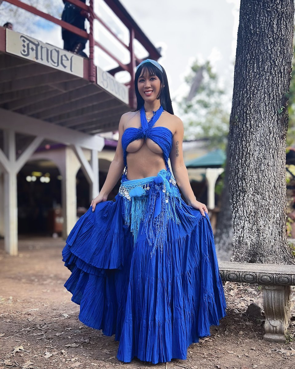 mishamai_hime's tweet photo. Day 3 #TRF 💙 Got to be dramatic on the Wyrmwood Public House stage with @thehexhypoxia 🎭 Can’t wait to show yall our adventures in my next YouTube VLOG! Last pic for my new throwing knives and the best wine holder (can you spot the bottle?) https://t.co/uQ728p2tAI