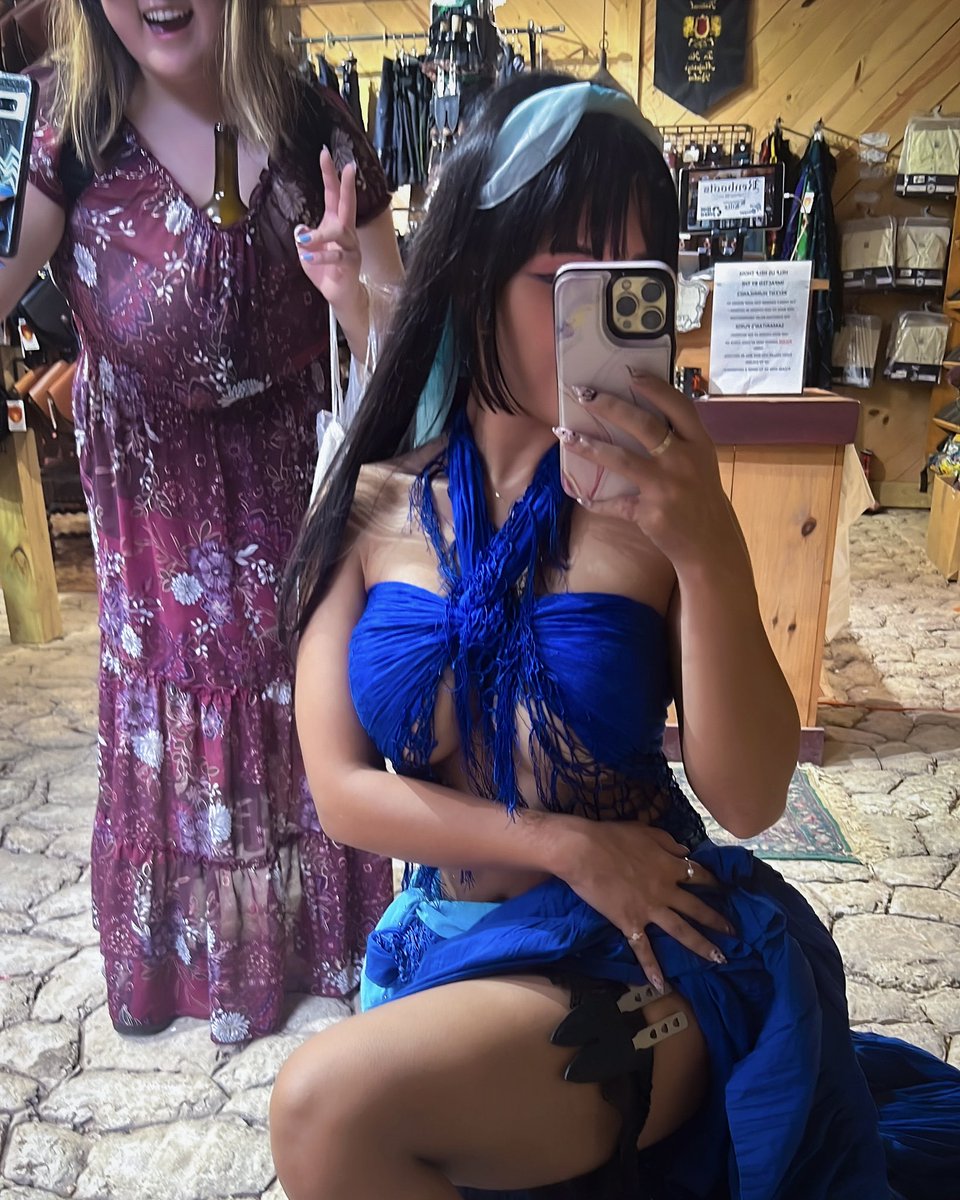 mishamai_hime's tweet photo. Day 3 #TRF 💙 Got to be dramatic on the Wyrmwood Public House stage with @thehexhypoxia 🎭 Can’t wait to show yall our adventures in my next YouTube VLOG! Last pic for my new throwing knives and the best wine holder (can you spot the bottle?) https://t.co/uQ728p2tAI