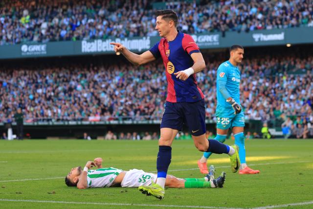 Antoniomag_'s tweet photo. 👴🏻Il #Barcelona starà anche attraversando una mezza crisi ne #LaLiga, ma ci tenevo ugualmente a ricordare che quel vecchietto con la 9 è a quota 16 gol in campionato, in 16 presenze (tralasciando i 7 timbri in #ChampionsLeague). #Lewandowski #Poland #calcio https://t.co/DzXX8RhWXA