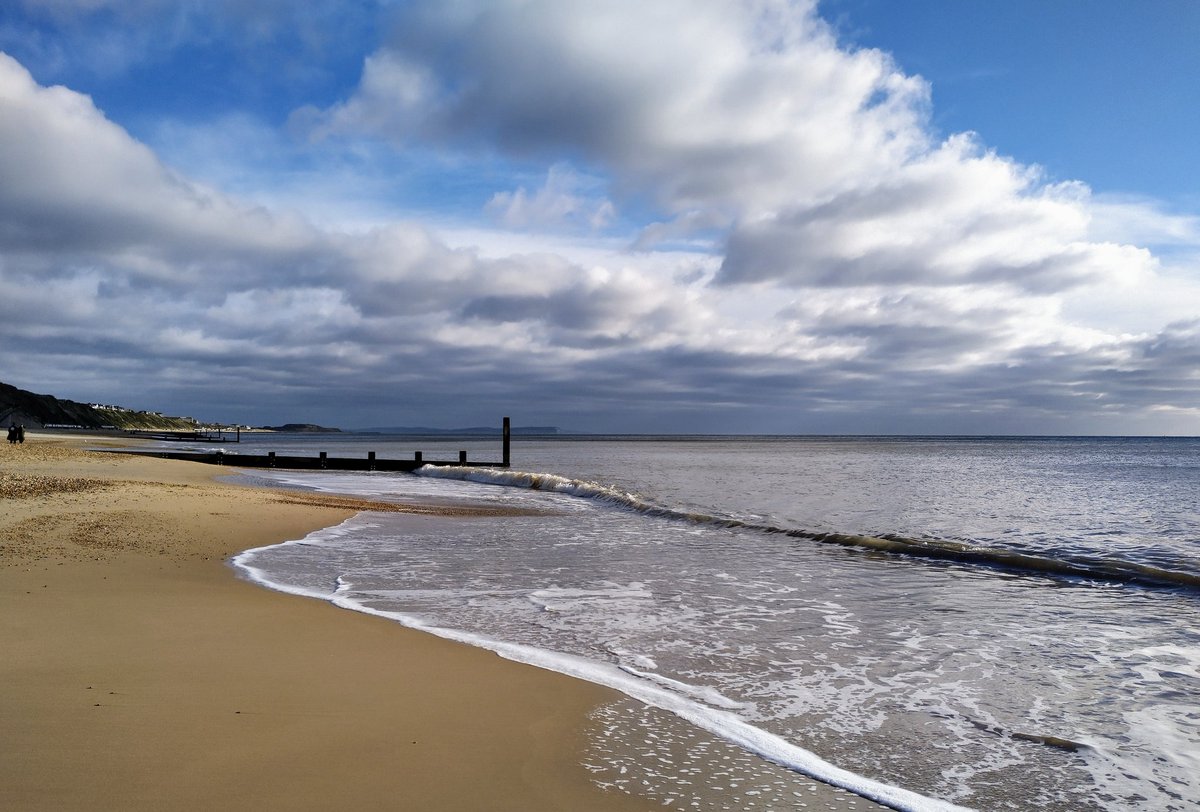 RetroItAint's tweet photo. Headed down to the beach with @WHEELZWHEELER midday expecting to see some big waves as #StormDarragh was still blowing. Lots of shells washed up on the shore, &amp; the sea was strangely calm.   #southbourne #Bournemouth #Dorset https://t.co/tfg1ahjzXF