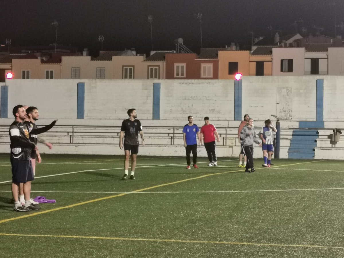 Hoy la comunidad de VGC de Sevilla hemos ido a jugar un furbito post torneo

⬛6-4⬜

⬛
⚽⚽Jesús
⚽⚽ Chompy
⚽ Pericogamer
⚽ Alemolgaa (p.p)
⬜
⚽ Kevid
⚽⚽ Carlos Giraldez
⚽ Joaquín (en la foto parece que va desnudo)

Lloro con esta comunidad, en enero la vuelta