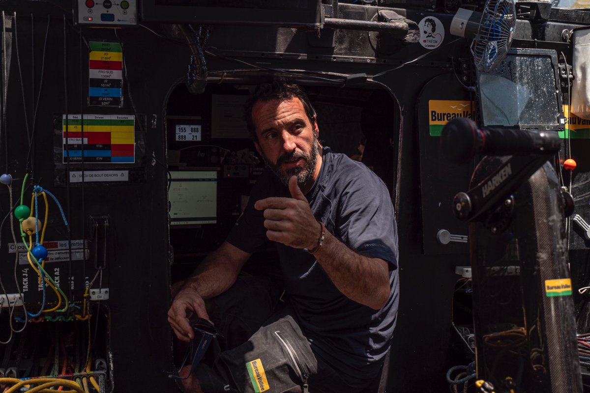 🪢Bureau Vallée amarré à Cape Town🇿🇦
Rejoint par une partie de son équipe puis chaleureusement accueilli sur les pontons, Louis a posé le pied à terre ce matin après 28 jours de mer depuis le départ du <a href="/VendeeGlobe/">Vendée Globe</a>. 💛

📸 Julie Bourdin #VG2024