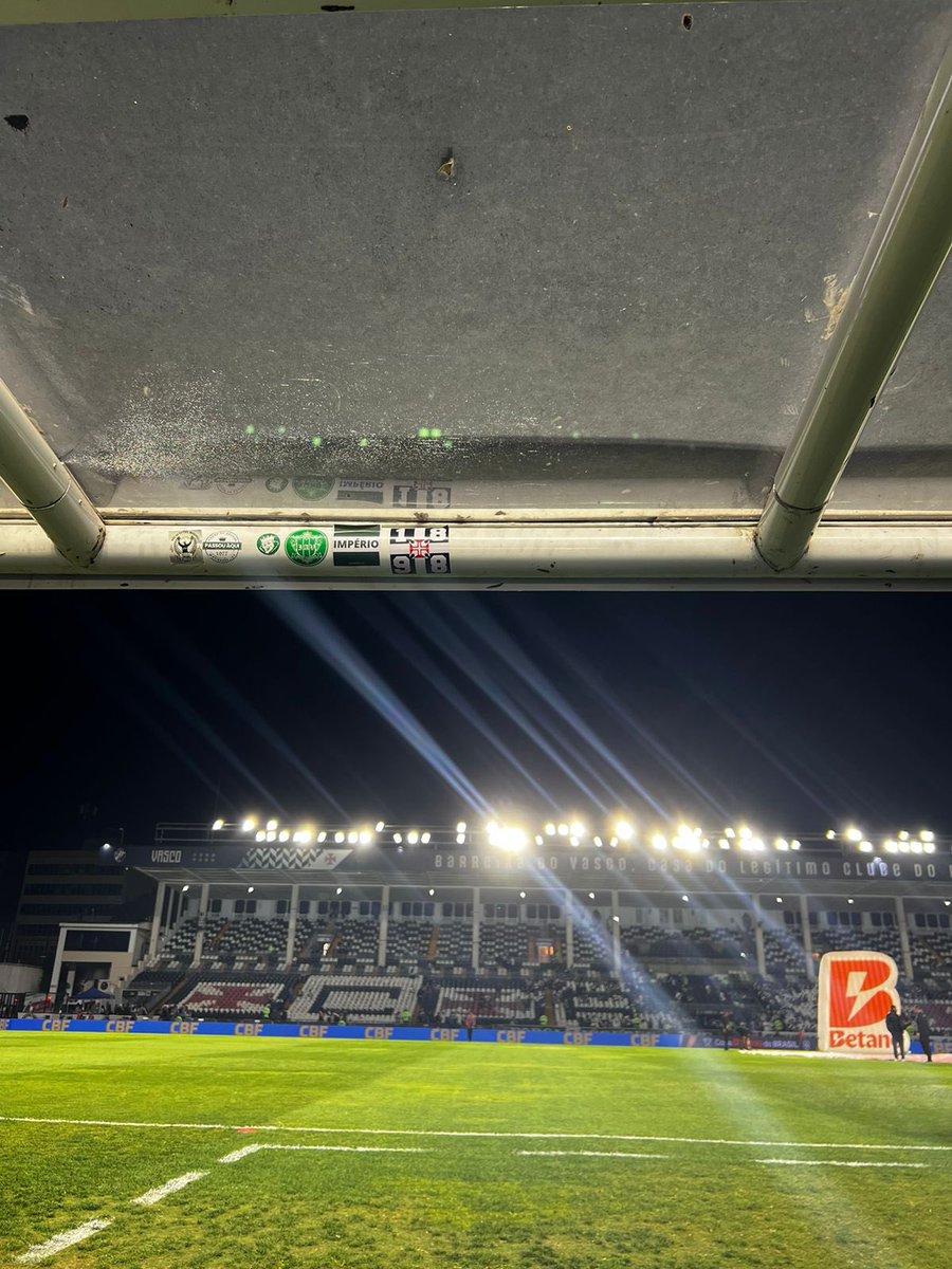 vasco_xtra's tweet photo. Tudo começou a dar errado para o Athletico-PR quando alguém do Vasco colou adesivos do Coritiba no banco de reservas deles https://t.co/xg40ePfauk