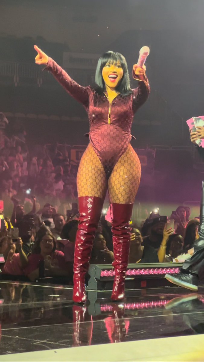 ItzBarbieBiach's tweet photo. Happy Birthday to the Queen @NICKIMINAJ 🩷👑🎀 I’m still listening to the #PF2 set list NON-STOP!! Being front row and seeing you that close that night i felt a real connection. You really love your fans and WE LOVE YOU too Onika!! 🩷🩷🩷🎂🎂🥳🥳 https://t.co/mvbvlq3wWn