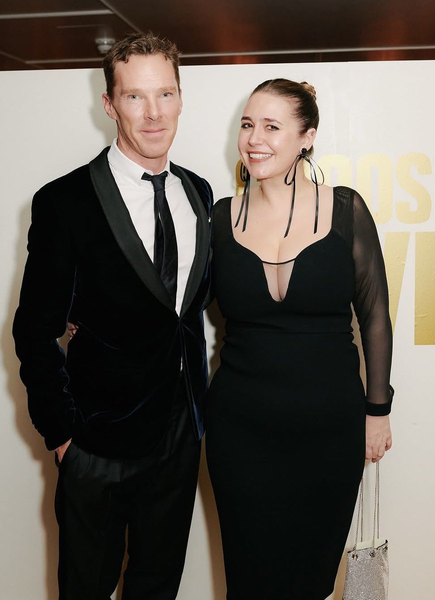SmilingBenedict's tweet photo. Benedict was recently part of Choose Love's winter charity gala as co-host. "It was a beautiful emotional night full of tears, and laughter with friends in the pursuit of the same goal: to help wherever, and whenever we can."  https://t.co/GdRg7Hn6x5 https://t.co/yxZlNDpBVb