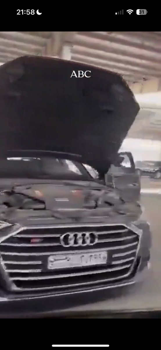 neiar99's tweet photo. @03690jul @abc_es En la  izquierda puedes ver la matrícula en uno de los coches del vídeo y en la derecha una matrícula normal de un coche en Damasco para que veas que son las mismas. Un saludo https://t.co/H4sSFdOQbn