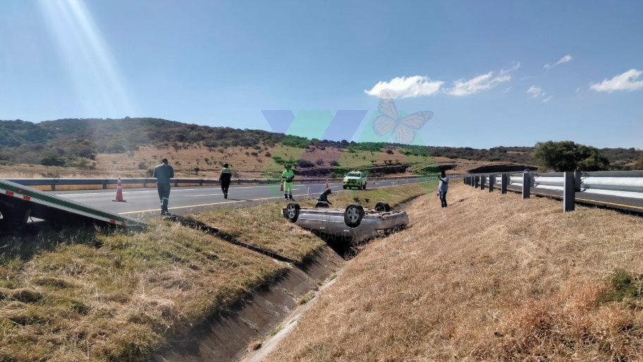 ⚠️ Vuelca vehículo en la Autopista #Maravatío - #Morelia, a la altura de la localidad de San José del Rodeo.