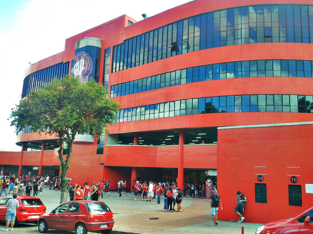 CentralDoCAP's tweet photo. O estádio do Athletico se chama JOAQUIM AMÉRICO GUIMARÃES.

Toda a desgraça começou desde que mudaram essa merda de nome. https://t.co/d8EUcdRYOT