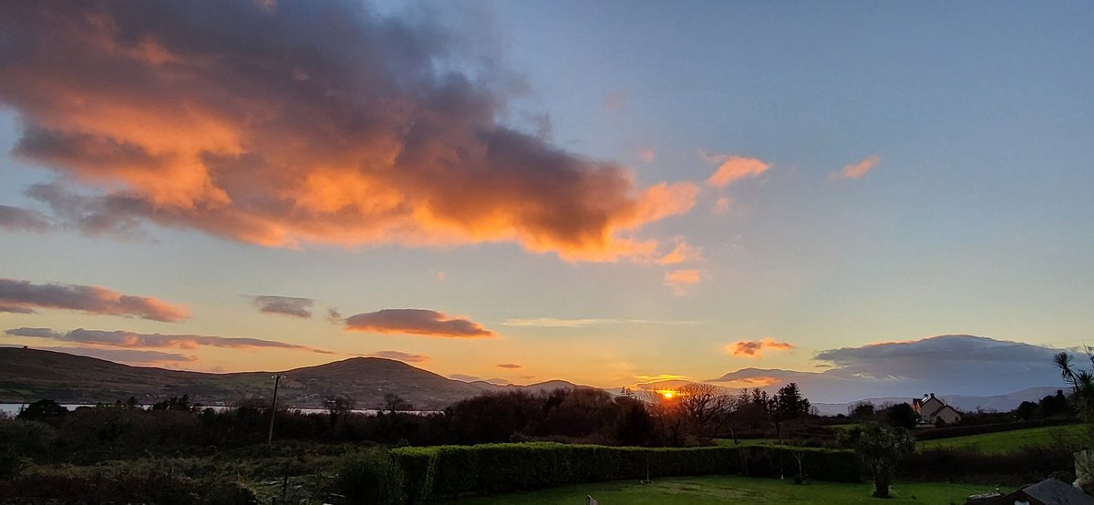 CarolPMurphy's tweet photo. What a lovely surprise to wake up to blue skies. Got in past my knees and walked over &amp; back. I'm told that is better therapy for the bad knee than swimming! Beautiful sunset this evening #365daysofwalking Oldie but goldie by the Shadows 
https://t.co/ahZdGd3LqH #365daysofmusic https://t.co/Pr2HOeZW71