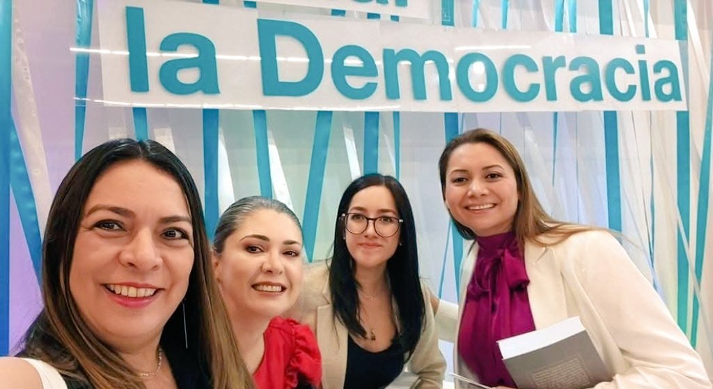 AraceliGCortes's tweet photo. Hoy en la Feria Internacional del Libro en Guadalajara, presentamos nuestro libro sobre Derechos Político-electorales de pueblos originarios, afrodescendientes y equiparables. Descargalo en https://t.co/v8HCaMGVQY https://t.co/XJUuedc2ZD