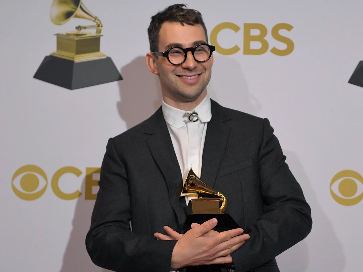 LyricVault's tweet photo. In a recent interview, Lana Del Rey opens up about her struggles with Jack Antonoff and his sexuality.

"Let’s just say if his d*ck-sucking skills were as good as his music-making skills, I’d have 6 songs charting," she laughed. https://t.co/6PXNdDyo8b