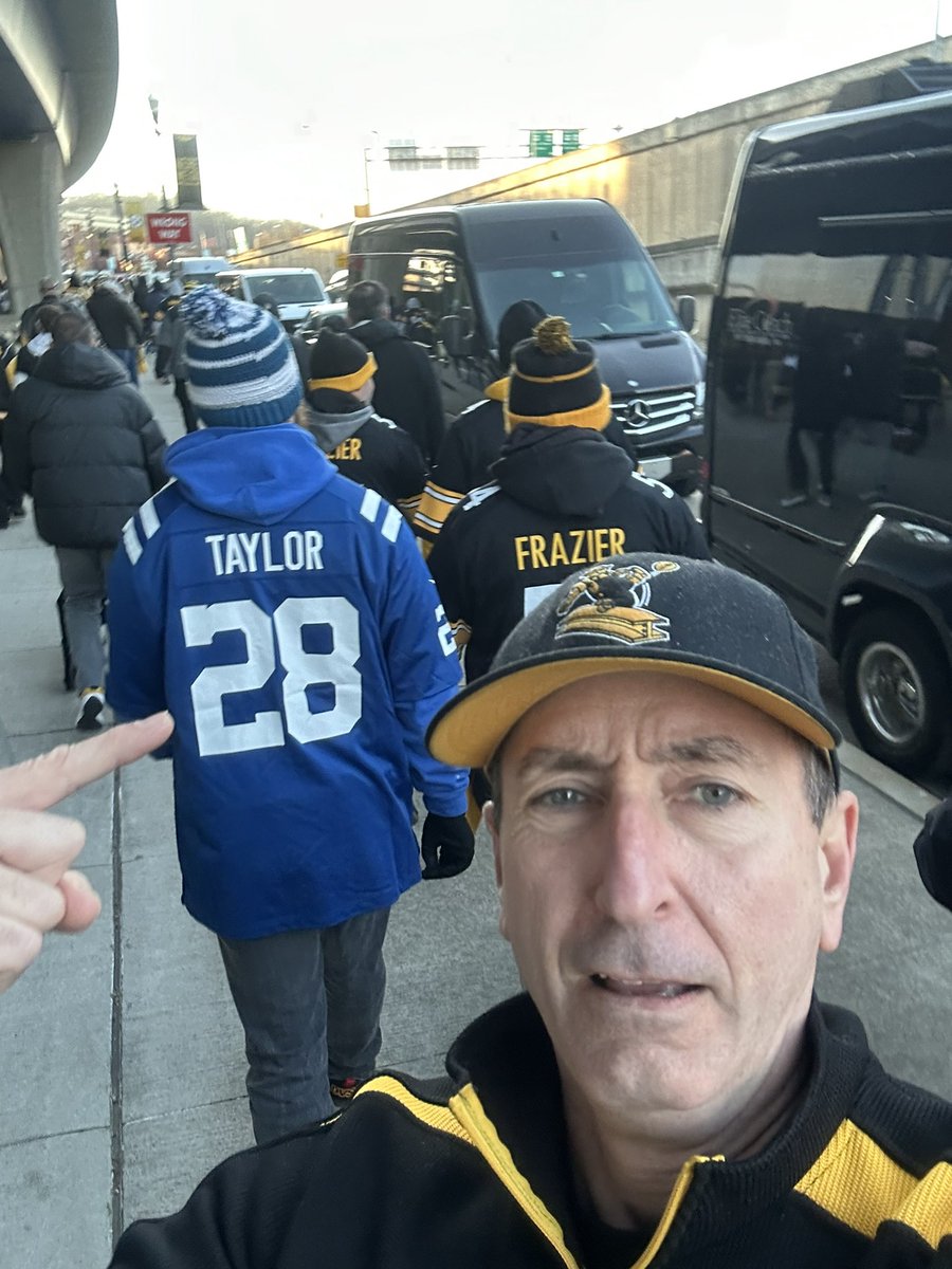 MPastirik1's tweet photo. At the Steelers browns game so many questions 🤔 https://t.co/znA9U6TIgL