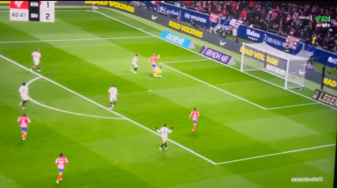 imanoleg_'s tweet photo. Hay algo peor que no pitar penalti:

Minuto 40:41 - Penalti clamoroso. 
Minuto 40:49 - Sale el balón de banda. 
Minuto 41:08 - Se pone el balón en juego. 

19 segundos de “revisión” de uno de los penaltis más claros de la temporada. 

Se ríen del Atlético de Madrid. https://t.co/8p7BiUDL4A