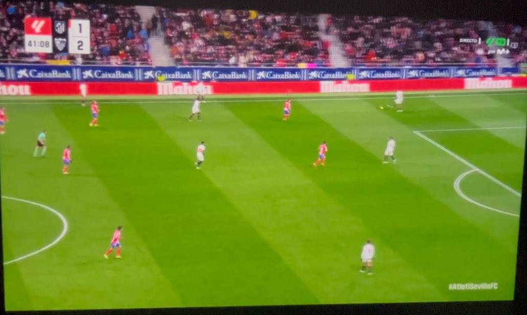 imanoleg_'s tweet photo. Hay algo peor que no pitar penalti:

Minuto 40:41 - Penalti clamoroso. 
Minuto 40:49 - Sale el balón de banda. 
Minuto 41:08 - Se pone el balón en juego. 

19 segundos de “revisión” de uno de los penaltis más claros de la temporada. 

Se ríen del Atlético de Madrid. https://t.co/8p7BiUDL4A