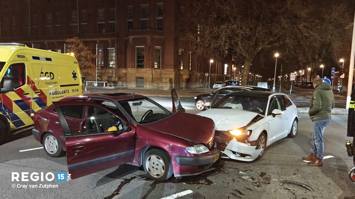 Aanrijding op kruising ZuidHollandlaan en Boslaan in Den Haag