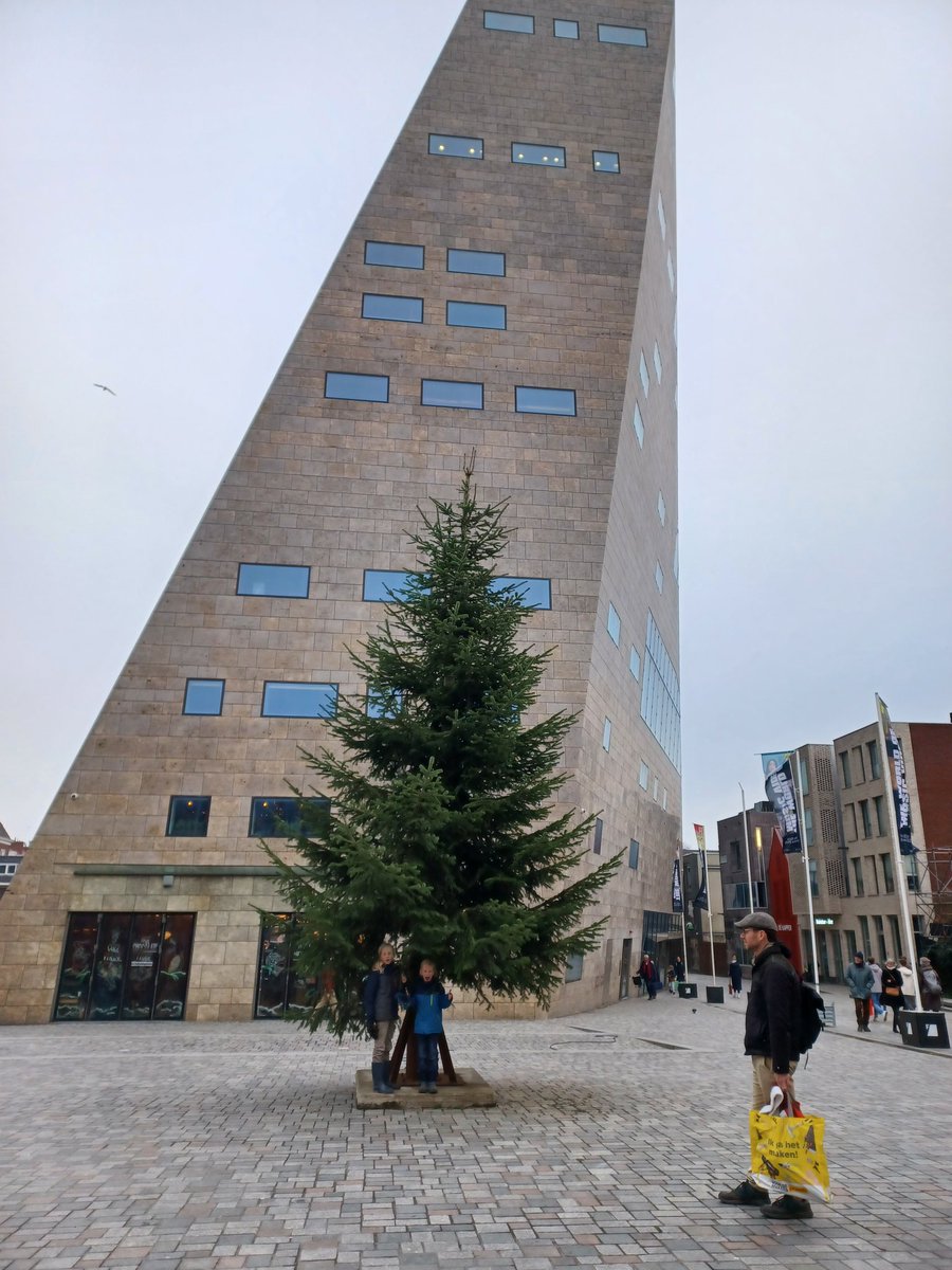 Verschil van perspectief #kerstboom bij <a href="/forum_groningen/">Forum Groningen</a>